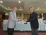 目録を贈呈する秋田市体育協会　伊藤護朗会長（左）