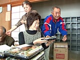 お弁当を仕分けする様子 お弁当を仕分けする様子